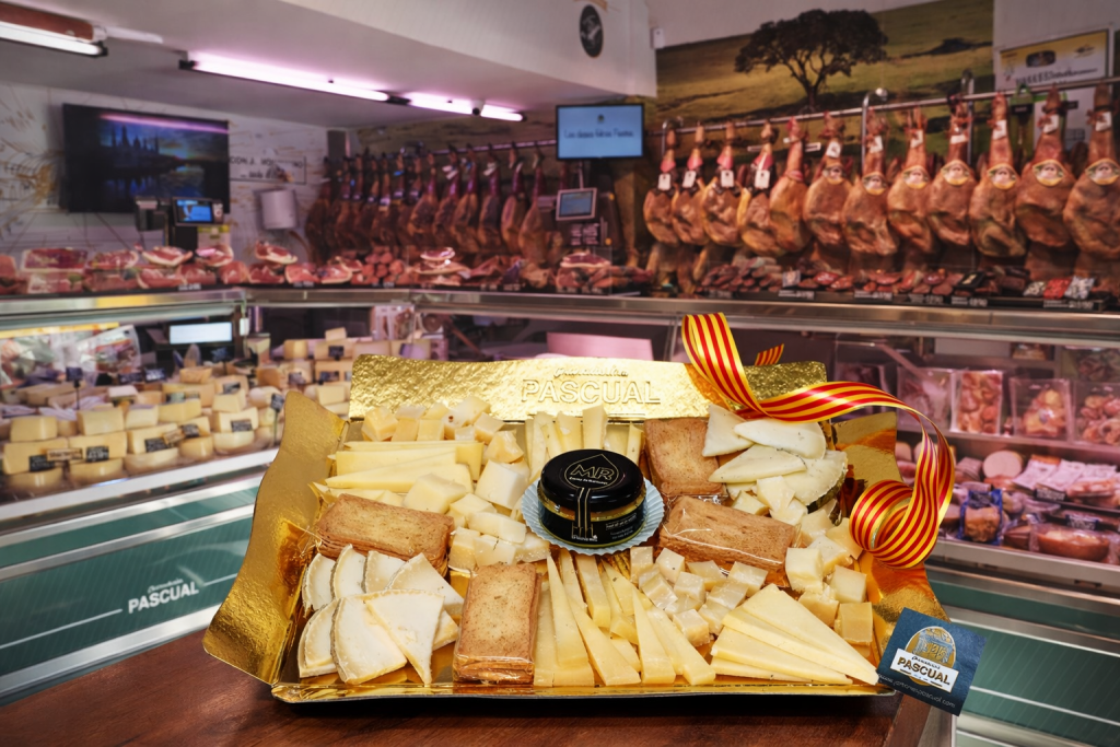Imagen de bandeja gourmet de quesos de Aragón elaborada en Zaragoza por Charcuterías Pascual. Selección de quesos presentada de forma cuidada, ideal para reuniones, celebraciones o como regalo gastronómico.